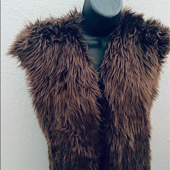 H & M Faux Fur Vest - US 4 - Picture 1 of 4